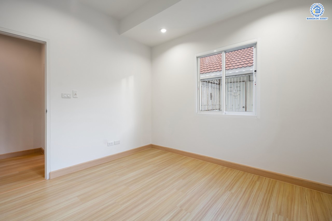 บ้านมือสองตกแต่งใหม่ ม.สิริกานต์3 บางใหญ่-กาญจนาฯ หลังมุม เนื้อที่ 56.8 ตร.ว. ฟังก์ชัน 3 นอน 3 น้ำ จอดรถได้ 2 คัน พื้นที่ใช้สอยกว้างขวาง พร้อมเดินทางสะดวกสบาย ใกล้รถไฟฟ้า "สถานีคลองบางไผ่" และจุดขึ้นทางด่วน "ศรีรัช"